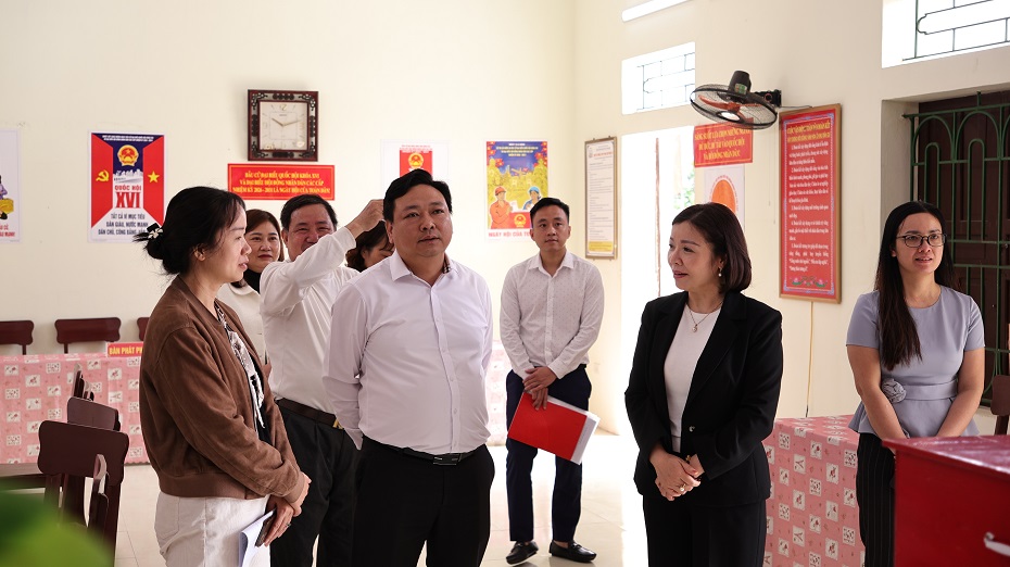 ĐỒNG CHÍ ĐÀO THỊ HÒA – CHỦ TỊCH HỘI LIÊN HIỆP PHỤ NỮ TỈNH NINH BÌNH KIỂM TRA CÔNG TÁC BẦU CỬ TẠI THÔN ĐƯỜNG 477, XÃ GIA HƯNG