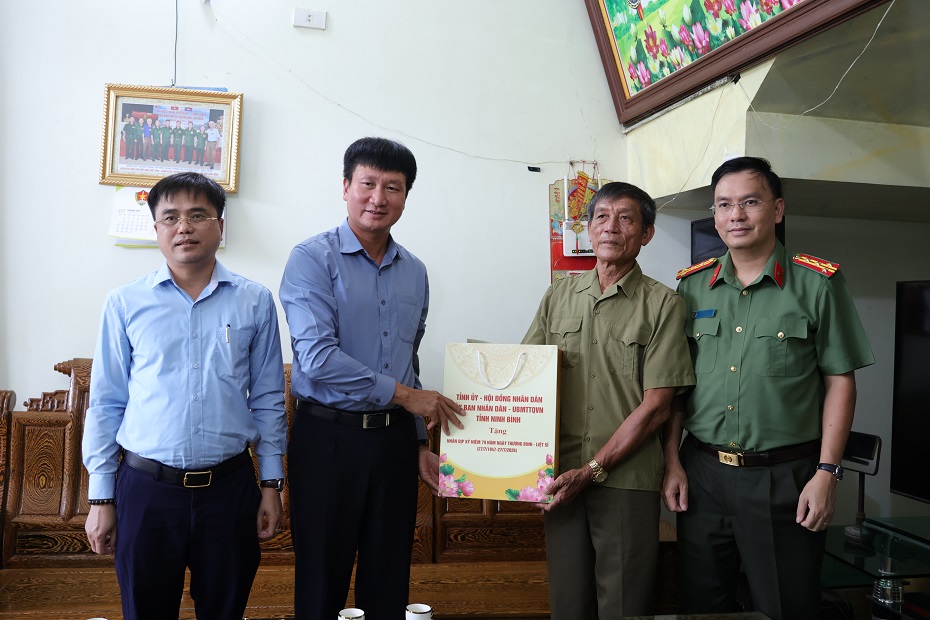 ĐOÀN ĐẠI BIỂU TỈNH NINH BÌNH THĂM, TẶNG QUÀ NGƯỜI CÓ CÔNG TẠI XÃ GIA HƯNG NHÂN KỶ NIỆM 79 NĂM NGÀY THƯƠNG BINH - LIỆT SĨ (27/7/1947 - 27/7/2026)