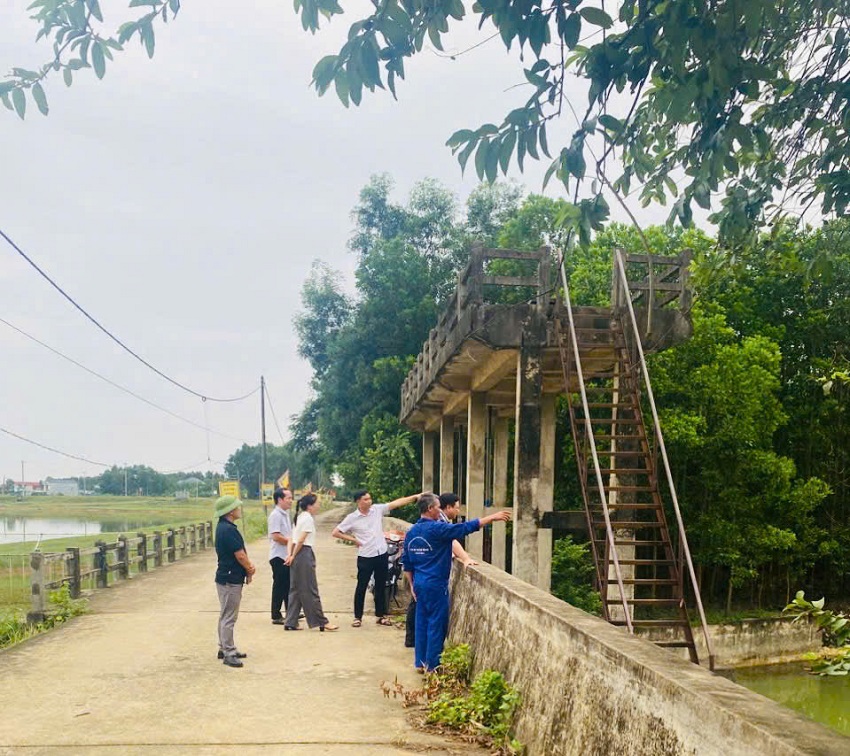 LÃNH ĐẠO ĐẢNG ỦY – HĐND – UBND – UBMTTQ XÃ GIA HƯNG, KIỂM TRA CÔNG TRÌNH THỦY LỢI VÀ CÁC ĐIỂM  XUNG YẾU SẴN SÀNG ỨNG PHÓ VỚI BÃO SỐ 3