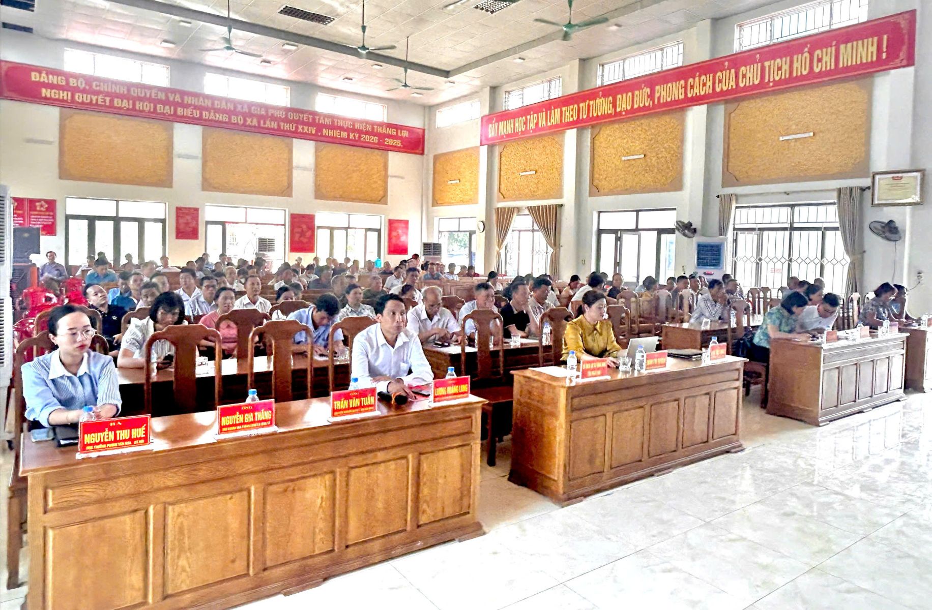 UBND XÃ GIA HƯNG TỔ CHỨC HỘI NGHỊ TẬP HUẤN NGHIỆP VỤ THỰC HIỆN THỦ TỤC HÀNH CHÍNH, CHI TRẢ AN SINH XÃ HỘI KHÔNG DÙNG TIỀN MẶT NĂM 2025
